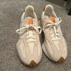 New balance 327 shoe in great condition, only worn once outside of my house.